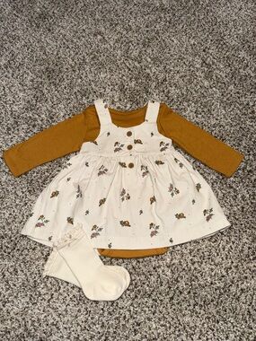 New Carters Baby 0-3 Months Mustard Beige Dress 4 Piece Outfit with Socks